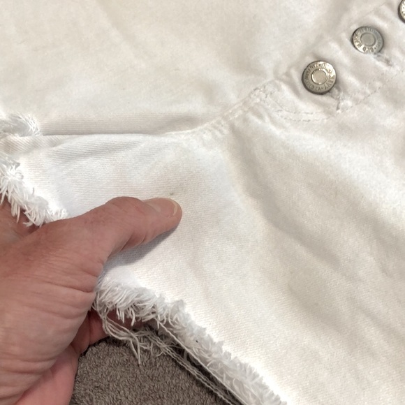 OLD NAVY BOYFRIEND BUTTON FLY WHITE CUT OFF JEAN SHORTS SIZE 8 - Picture 8 of 8